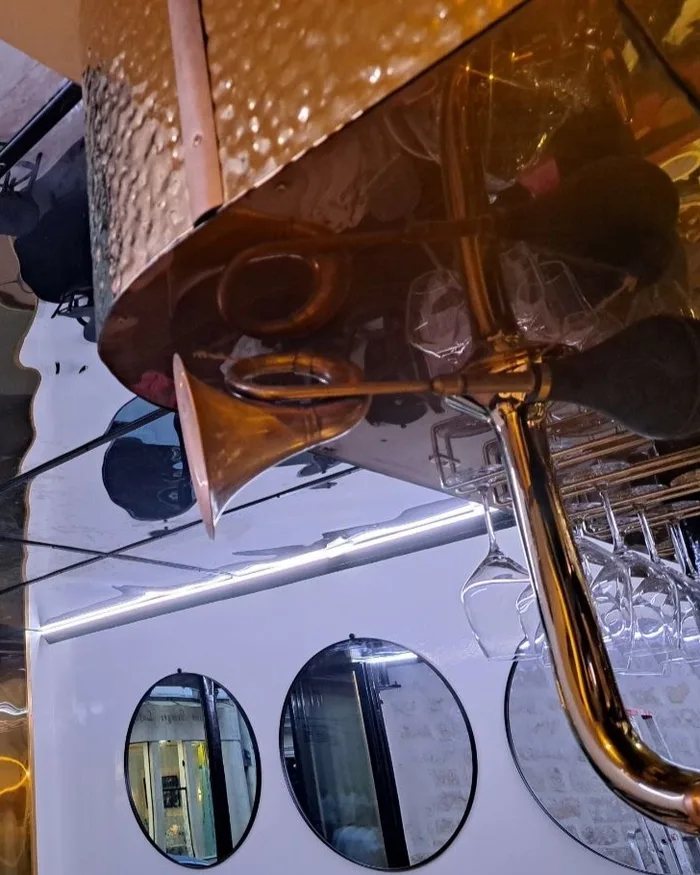 Détail Art Déco, le klaxon doré qui donne son nom au restaurant