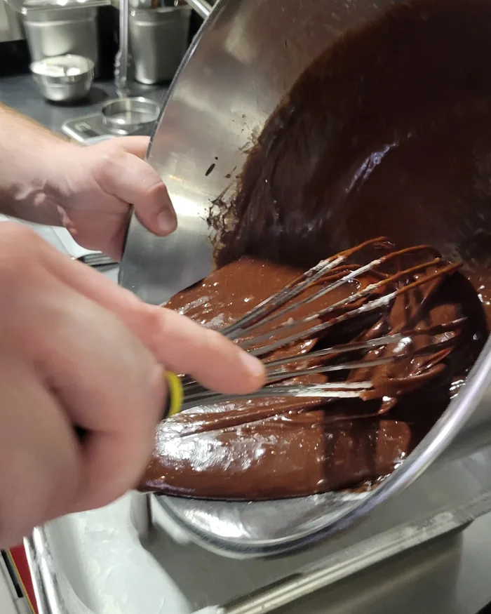 Le chef en cuisine, préparation du plat du jour