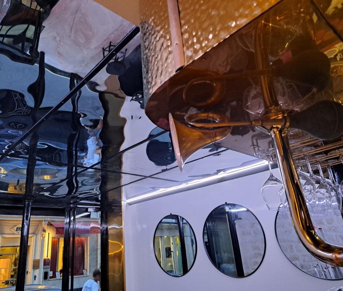 Devanture et décoration intérieure de Pouët-Pouët, brasserie du 9e arrondissement