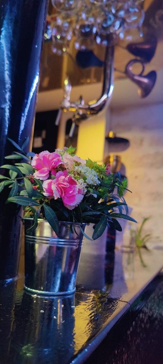 Fleurs sur le comptoir du bar Pouët-Pouët