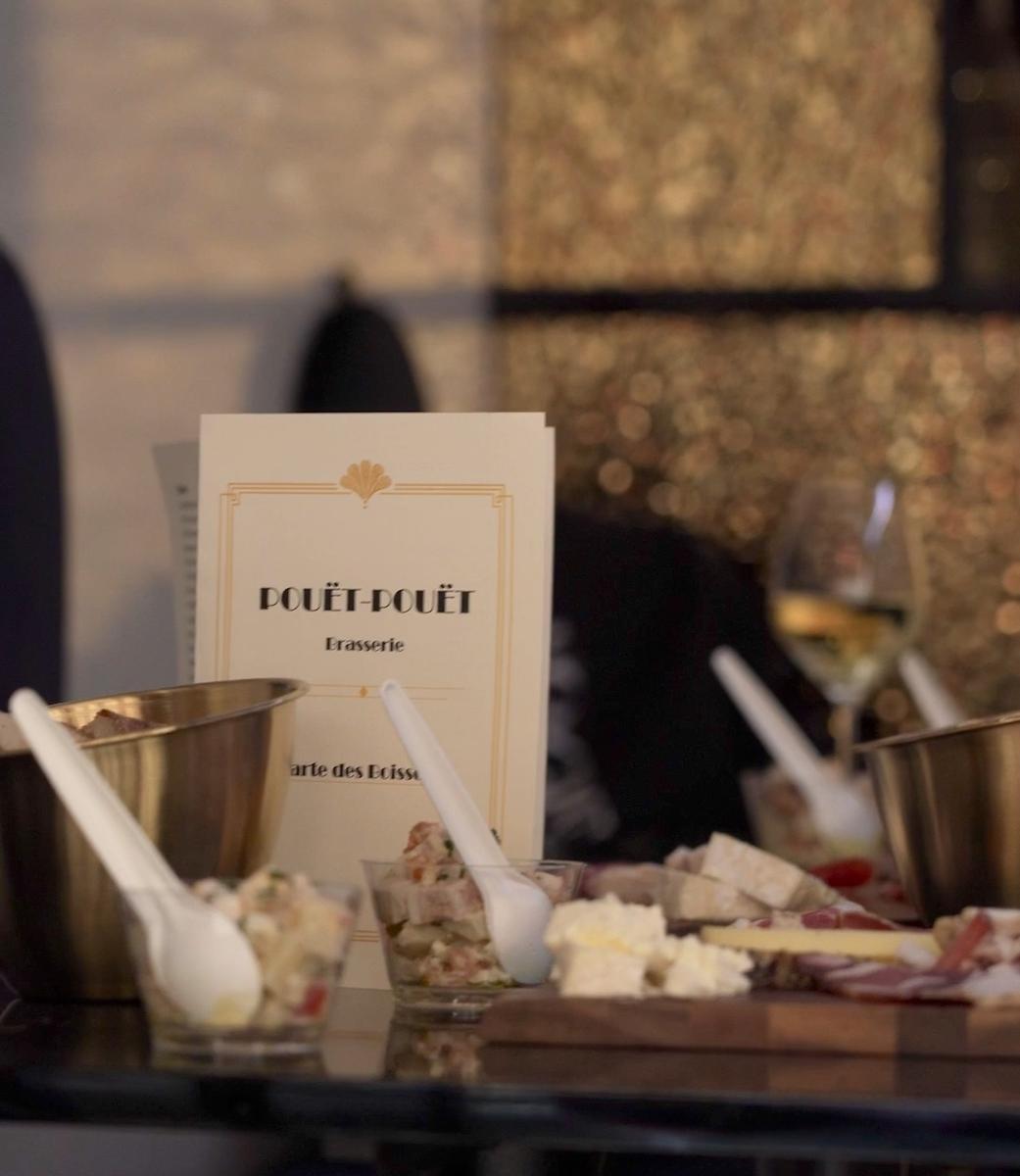 Table dressée chez Pouët-Pouët avec la carte et des mises en bouche