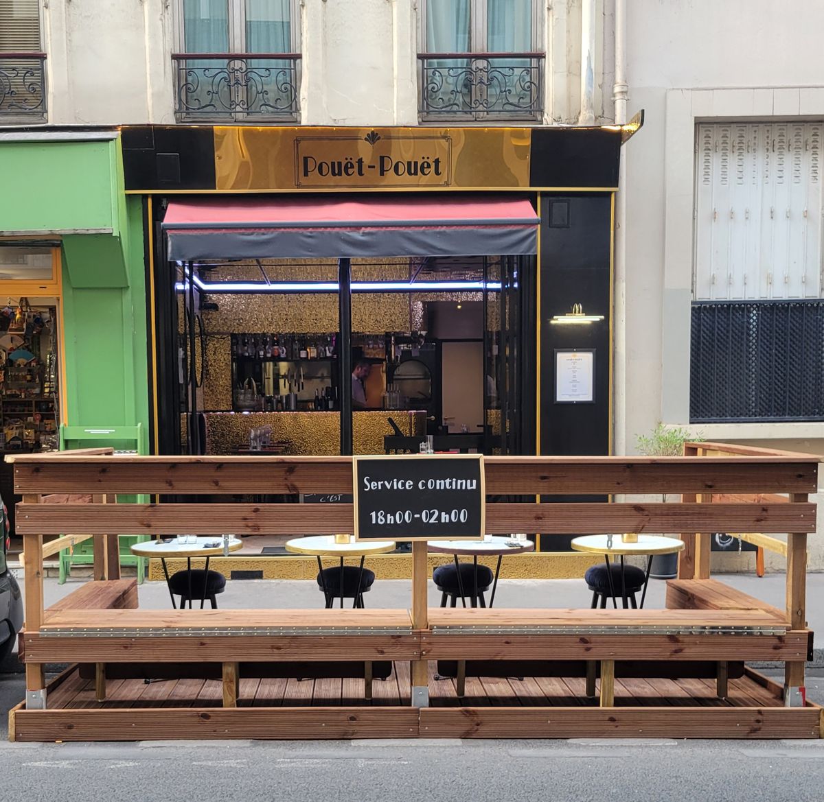 Façade et terrasse de Pouët-Pouët avec les horaires en service continu