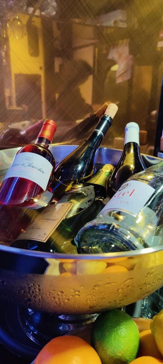 Bouteilles de vin dans un seau à glace chez Pouët-Pouët