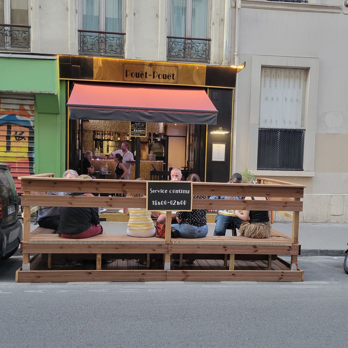 Clients install&eacute;s sur la terrasse de Pou&euml;t-Pou&euml;t