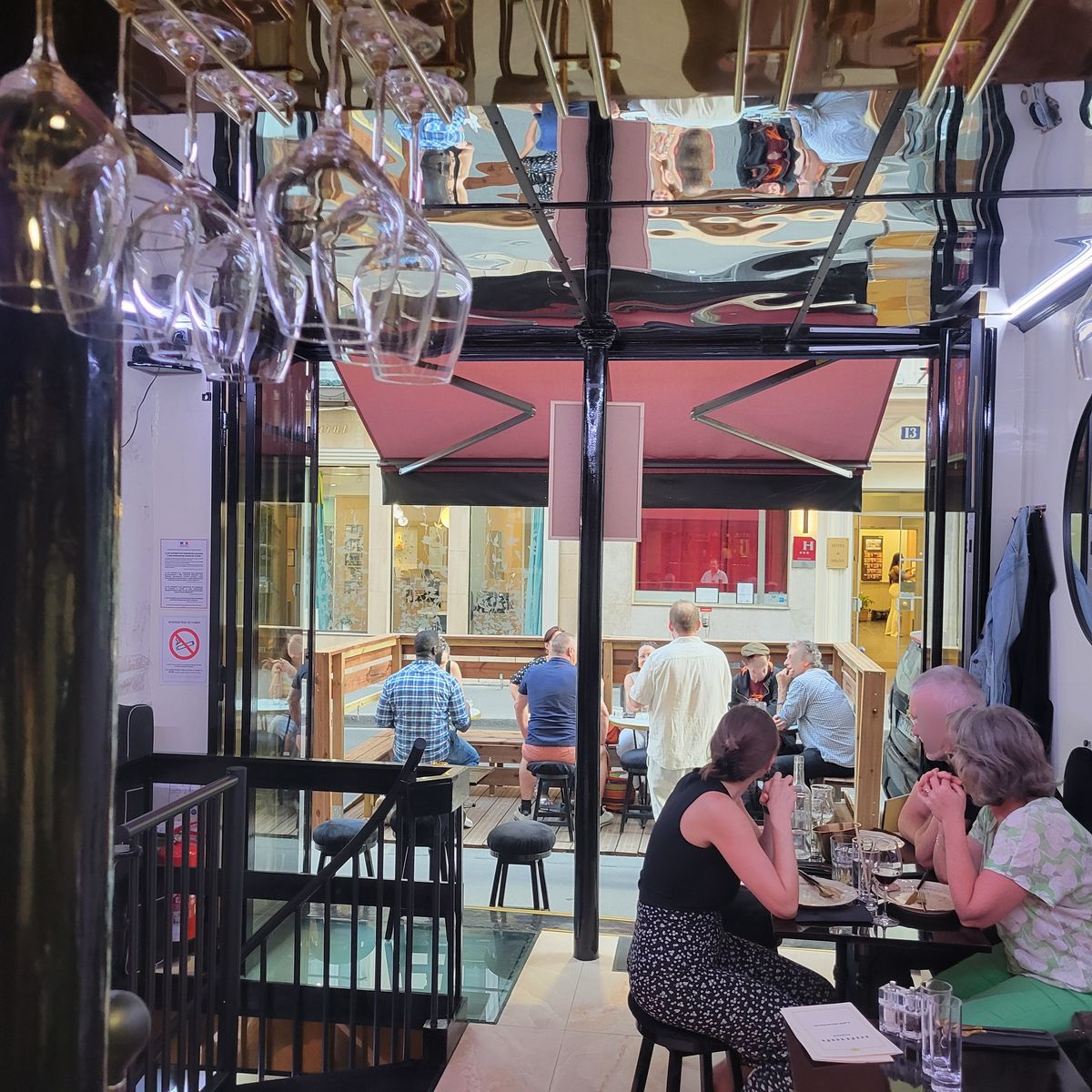 Vue depuis l'int&eacute;rieur de Pou&euml;t-Pou&euml;t sur la terrasse et la rue