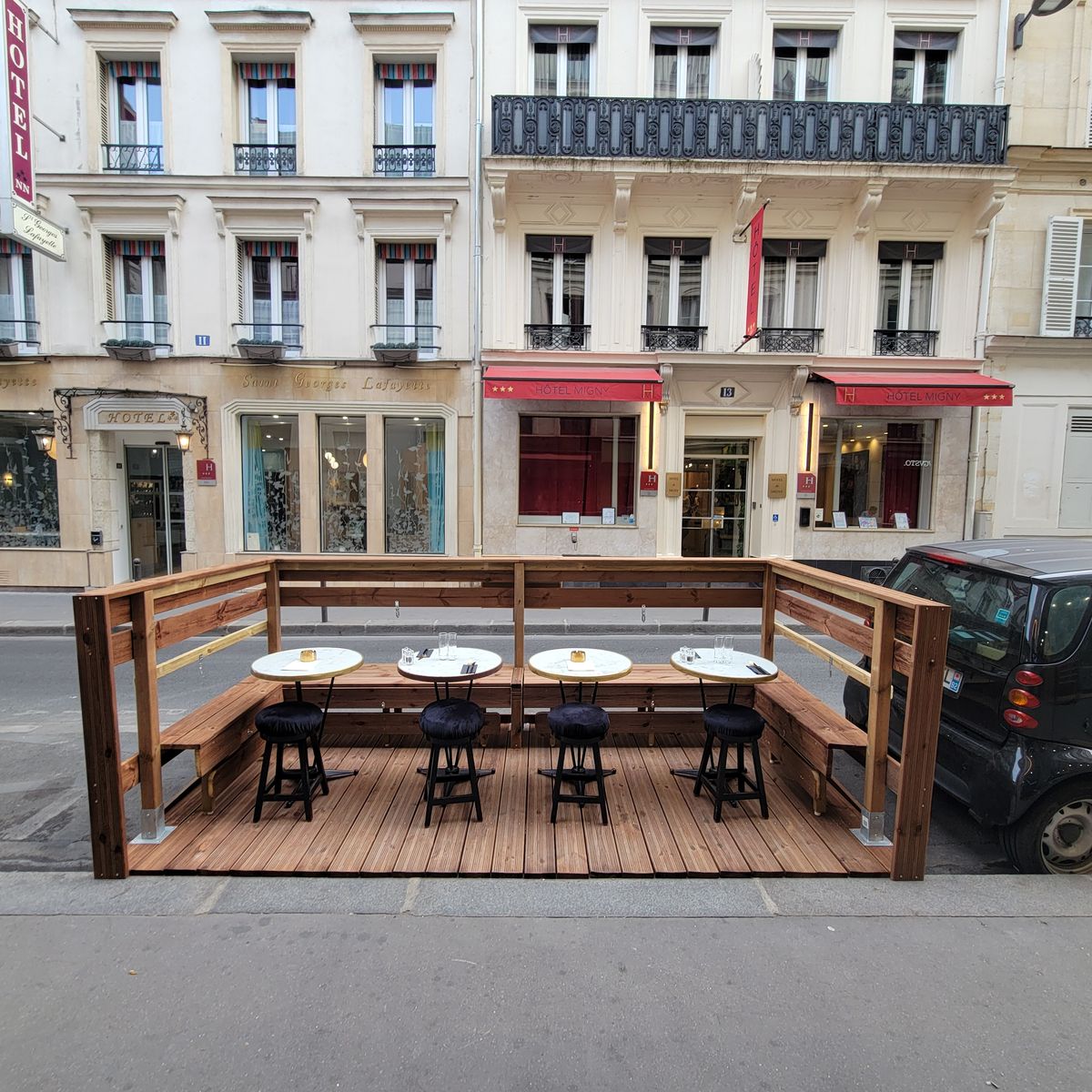 Vue d'ensemble de la terrasse de Pou&euml;t-Pou&euml;t rue Victor Mass&eacute;