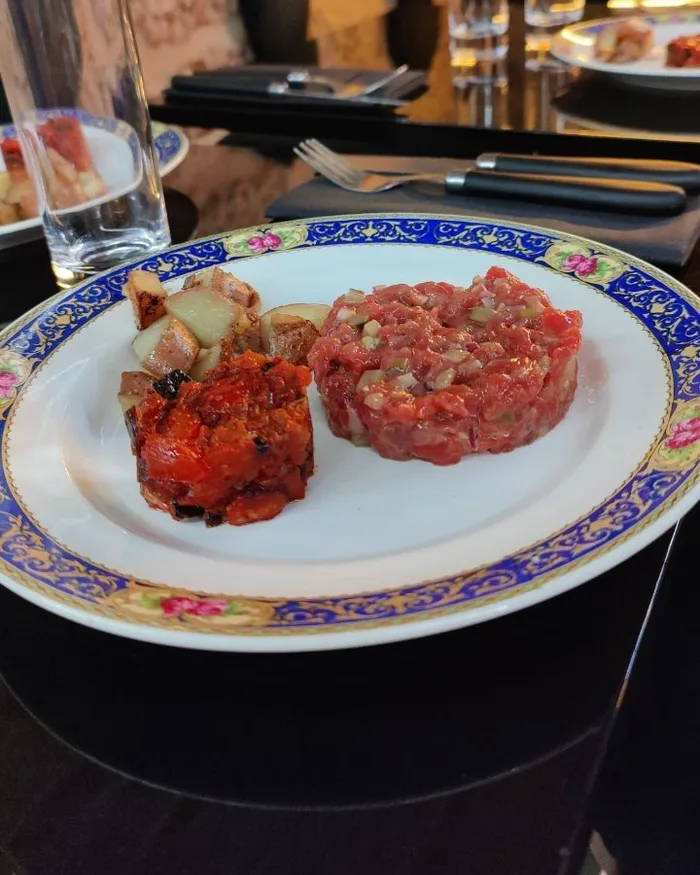 Tartare de bœuf au couteau servi dans la salle voûtée du restaurant Pouët-Pouët rue Victor Massé, SoPi (South Pigalle)