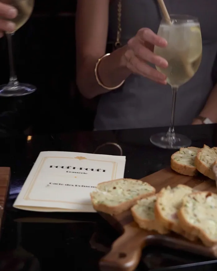 Moment convivial chez Pouët-Pouët à Pigalle, autour de verres de vins et d'un cake salé à partager