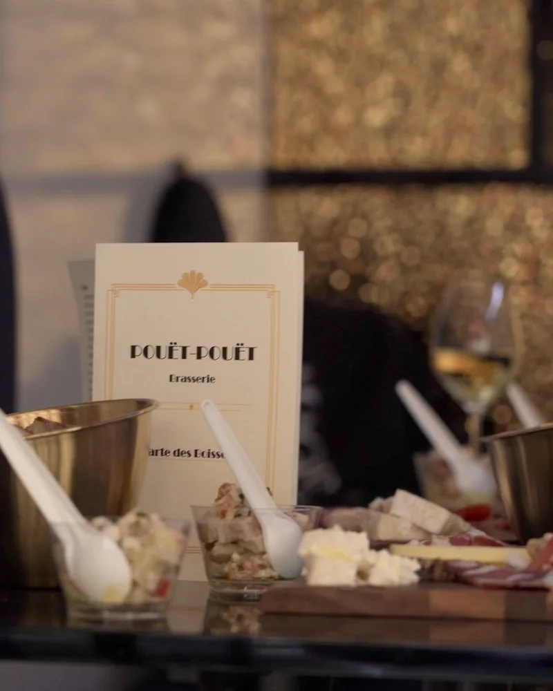 Carte des boissons de Pouët-Pouët accompagnée d'un verre de vin blanc et d'une planche de fromages et de charcuterie